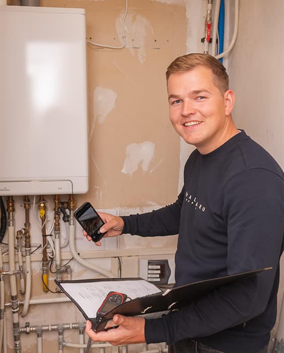 Adviseur van Gemakkelijk Verduurzamen bespreekt het energielabel bij een woning.