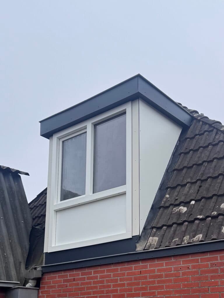 Gerenoveerde dakkapel met nieuwe bekleding en kozijn.