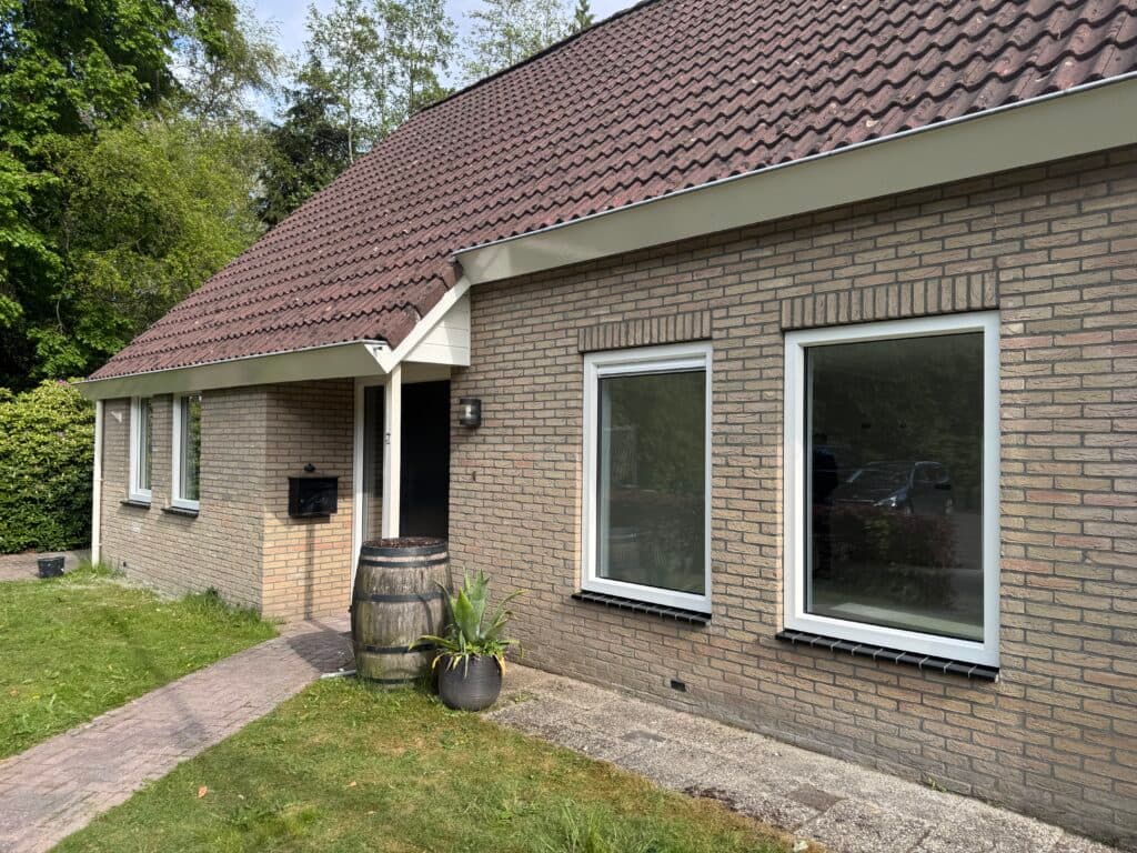 Vrijstaande woning met nieuwe kunststof kozijnen.