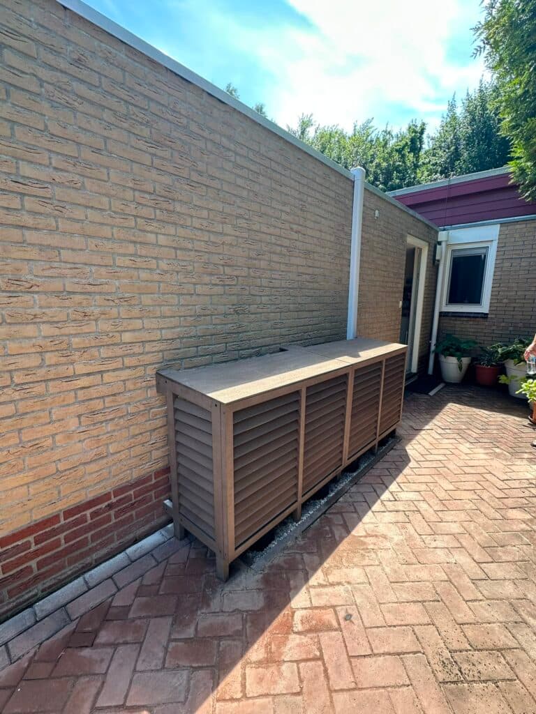 Twee buitenunits van hybride warmtepompen bij een woning.