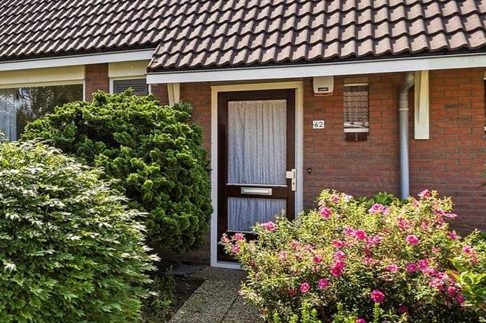 Woning met nieuwe grijze kunststof kozijnen en schuifpui.