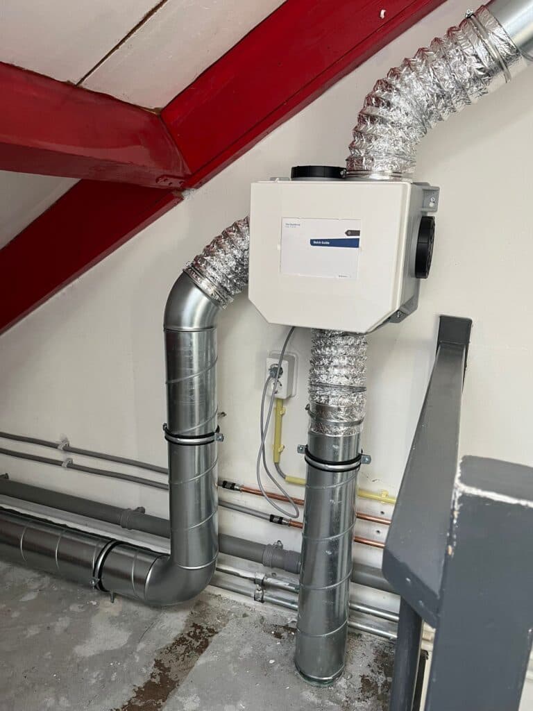 Ventilatie-unit met nieuw aangelegd kanaalwerk.